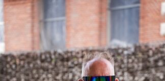 “Chi troppo lavora (non fa l’amore)”, il nuovo singolo di Johnson Righeira