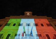 Giorno del Ricordo, bandiere a mezz’asta e Montecitorio illuminato con il tricolore