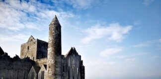 I cammini di pellegrinaggio irlandesi tra natura e spiritualità rock of cashel st declans