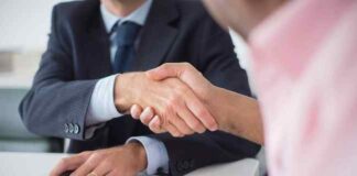 Workday, un modello basato sulle competenze per ridurre le disuguaglianze stretta di mano