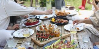 Giornata Mondiale dell’Amicizia: spizzicare insieme rafforza i legami aperitivo amici