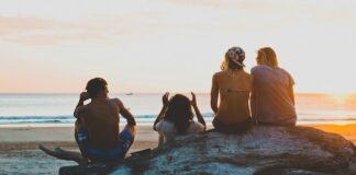 Estate senza Wi-Fi: 1 italiano su 2 sogna la socialità vera donne sulla roccia