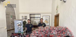 AC/DC a Imola: 5.000 articoli contraffatti sequestrati al concerto oggetti ac/dc contraffatti imola