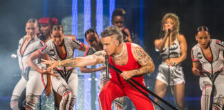 Robbie Williams sold out a Trieste: show epico allo stadio Nereo Rocco