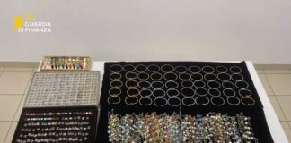 Con il pos in spiaggia per far pagare griffe contraffatte, in 18 denunciati dalla Guardia di Finanza