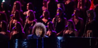 La Notte dei Serpenti 2025: il concertone abruzzese su Rai2 cocciante al piano