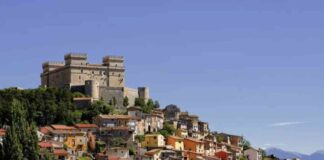 L’Abruzzo nasconde un borgo medievale che ti porta indietro nel tempo: il tempo qui non esiste Il borgo di Celano, con il suo ricco patrimonio storico e naturale, si conferma una destinazione imperdibile per chi desidera