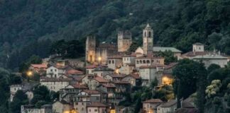 Un borgo magico e sospeso nel tempo: cammini nella roccia, ma prima devi comprare il biglietto Un borgo magico e sospeso nel tempo