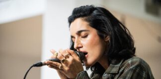 Levante, live acustico su una pista da skateboard a Torino