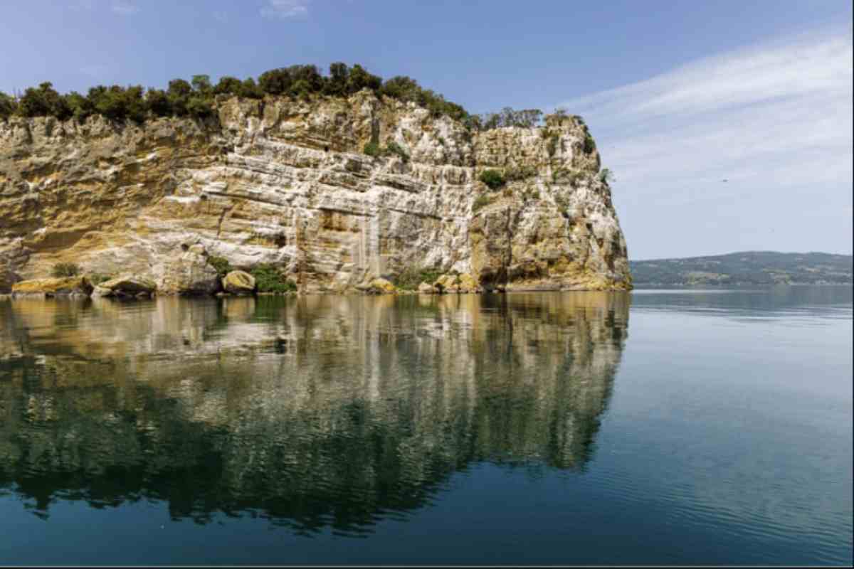 Il Lago di Bolsena non è solo uno scrigno naturalistico, ma anche un contenitore di storia, cultura e spiritualità.