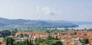 Un tesoro naturale sotto gli occhi di tutti: il lago vulcanico che sorprende il mondo Situato in provincia di Viterbo, al confine tra Lazio, Umbria e Toscana, questo specchio d’acqua si estende per oltre 113 chilometri