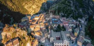 Viaggio lento: il borgo marchigiano che ti invita a perderti tra vicoli e silenzi Pioraco