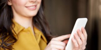 Smartphone, il nuovo test non ha dubbi: sono questi i più affidabili nel 2025 Ragazza smartphone