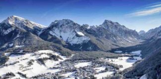 Nel cuore delle Dolomiti, c’è il borgo più autentico ma in pochi lo conoscono: un sogno ad occhi aperti Con due parchi naturali riconosciuti dall’UNESCO, un comprensorio sciistico di prim’ordine e una cultura viva e radicata,
