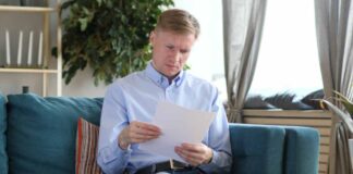 Arriva il maxi assegno per questi cittadini a fine dicembre: ottima notizia per molti Uomo legge documento