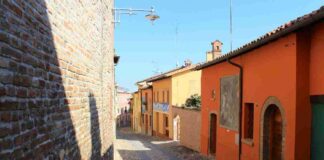 Questo è il paese più colorato d’Italia: ti sembra di essere in una favola Questo è il paese più colorato d'Italia