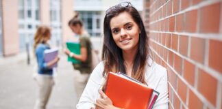 Università e gestione finanziaria: la scelta del conto per studenti fuori sede studentessa universitaria