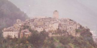 Il borgo fortificato più spettacolare d’Italia: una meraviglia nascosta tra case di pietra e boschi infiniti Borgo medievale