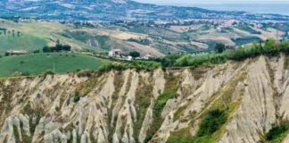 Il borgo segreto tra mare e montagne che sta facendo impazzire gli italiani: ti aspetta a due passi da Roma Calanchi
