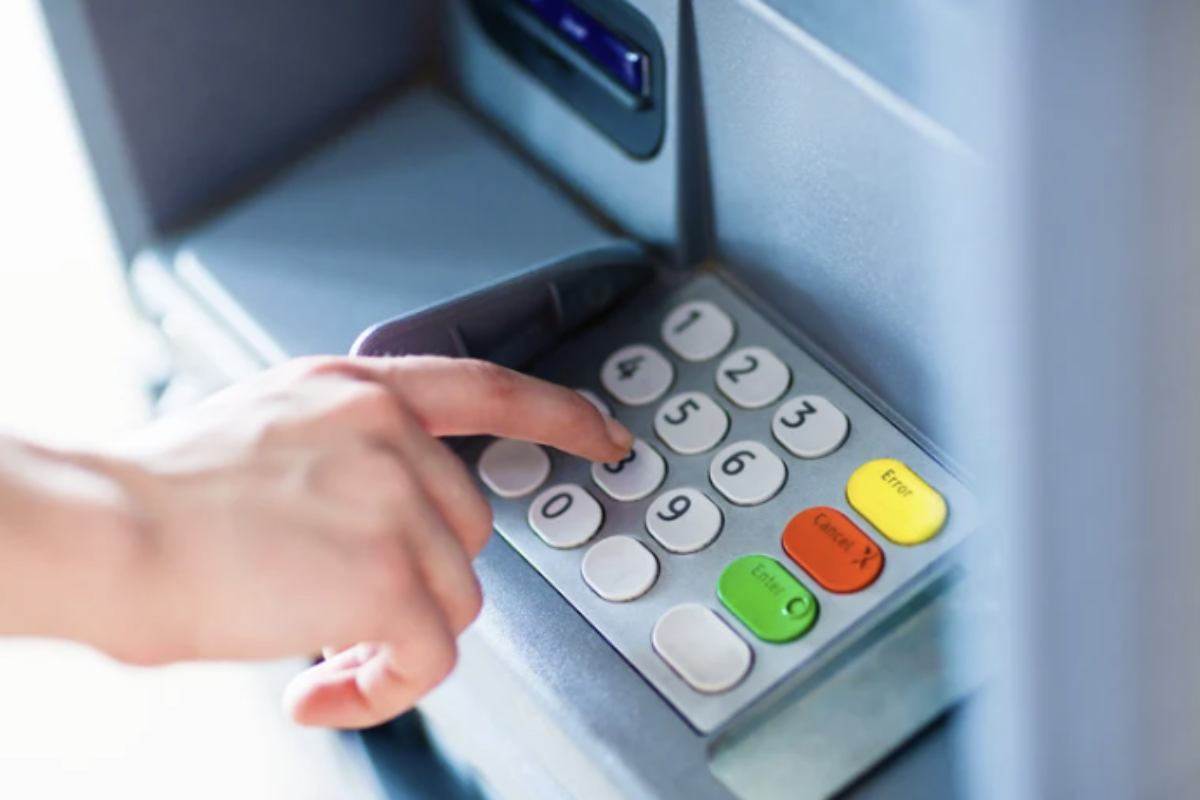 Nonostante la diffusione di tecnologie innovative come i pagamenti contactless tramite smart ring o app, milioni di italiani