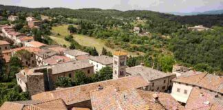 Una passeggiata come nessun’altra: il borgo del Chianti con la via coperta unica al mondo Una passeggiata come nessun’altra