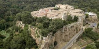 L’itinerario più romantico d’Italia: laghi incantati, alberi dorati e un castello fiabesco a due passi da Roma Tra Cerveteri, Ceri e il Lago di Bracciano, questa giornata in auto offre un’esperienza completa e rilassante