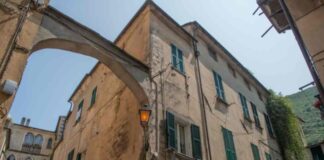 Chiese, fortificazioni e piazzette tra montagne e mare: questo è il borgo più bello della Liguria Borgo Liguria