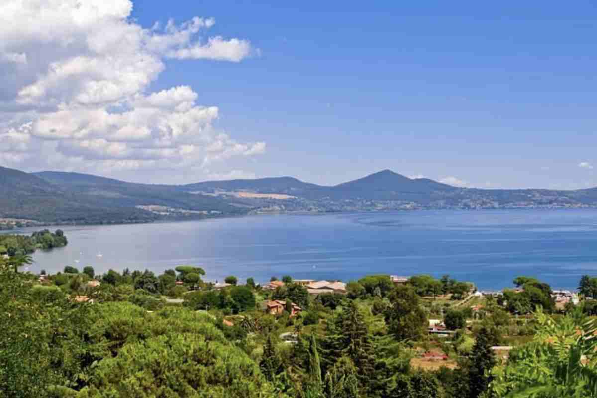 Dopo la visita alla necropoli, a circa 25 minuti di auto, si raggiunge Anguillara Sabazia, borgo lacustre affacciato sulle sponde