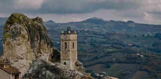 Il borgo italiano scolpito nella roccia che sembra Betlemme: paesaggi da sogno tra natura e storia Pietracupa Molise