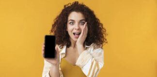 Sul tuo telefono c’è una funzione nascosta che ti apre un mondo: ti risolve ogni problema Donna con smartphone