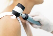 Tumore della pelle, attento a questo sintomo: riconoscerlo in tempo può scamparti un grave pericolo Oltre alla cura delle malattie dermatologiche, il dermatologo possiede competenze chirurgiche per intervenire tempestivamente