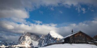 Il borgo più magico d’Italia, l’oasi alpina che sembra uscita da una fiaba: tra baite silenziose e panorami da sogno Val Siusi