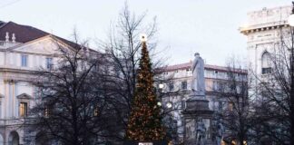 Piccoli Cantori accendono il Natale in Piazza Scala albero nordica
