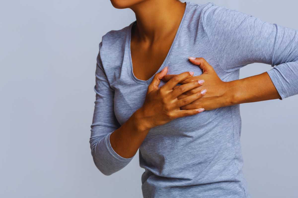 Non è un semplice dolore toracico: il sintomo comune da non sottovalutare