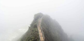 Camminare su un mare di nuvole: la scala più pericolosa al mondo ma la vista è sconvolgente La celebre Ha’iku Stairs, conosciuta anche come Stairway to Heaven, ha da poco iniziato il suo processo