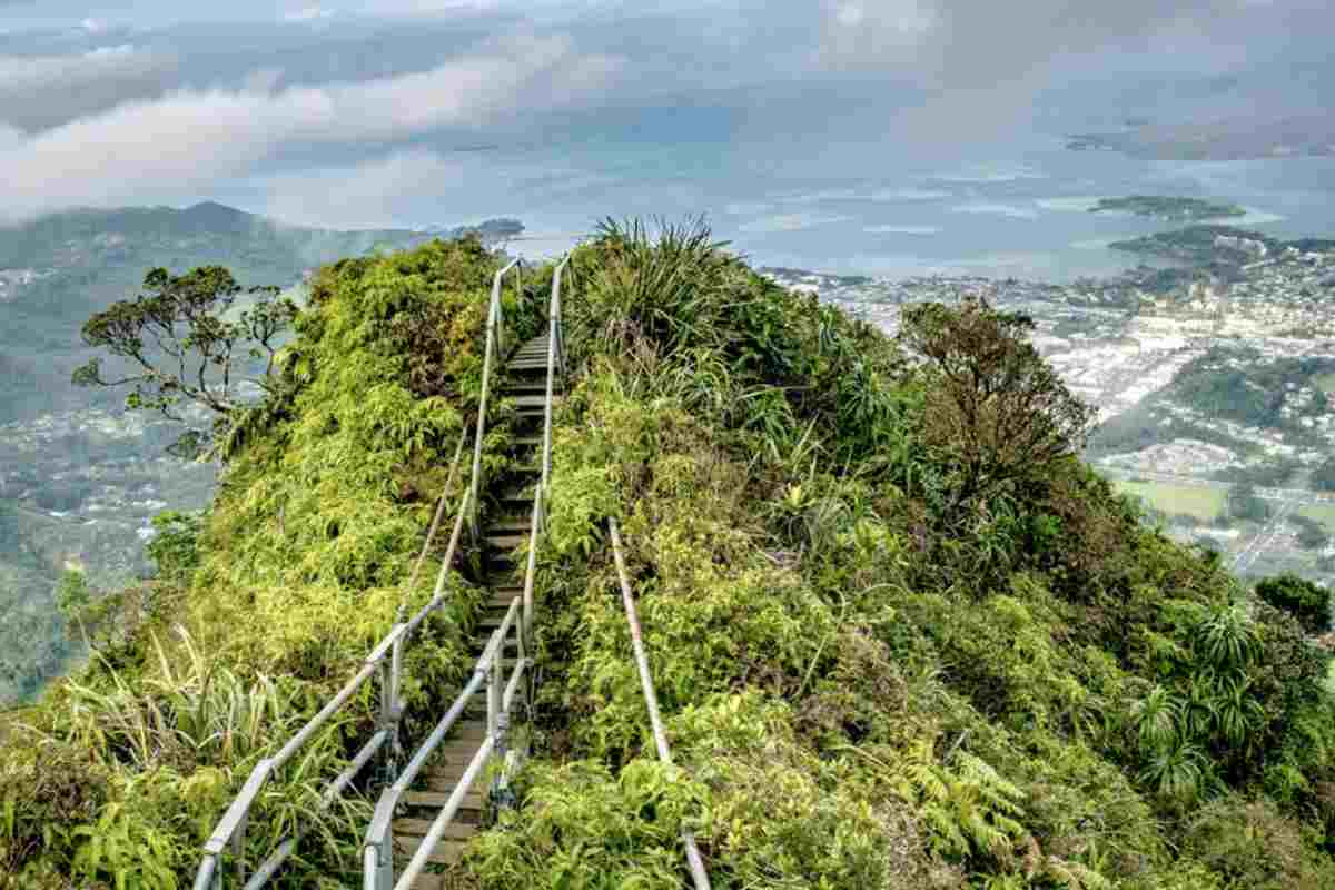 La Stairway to Heaven non è soltanto una scalata fisica, ma anche un simbolo culturale e storico, un luogo che ha affascinato