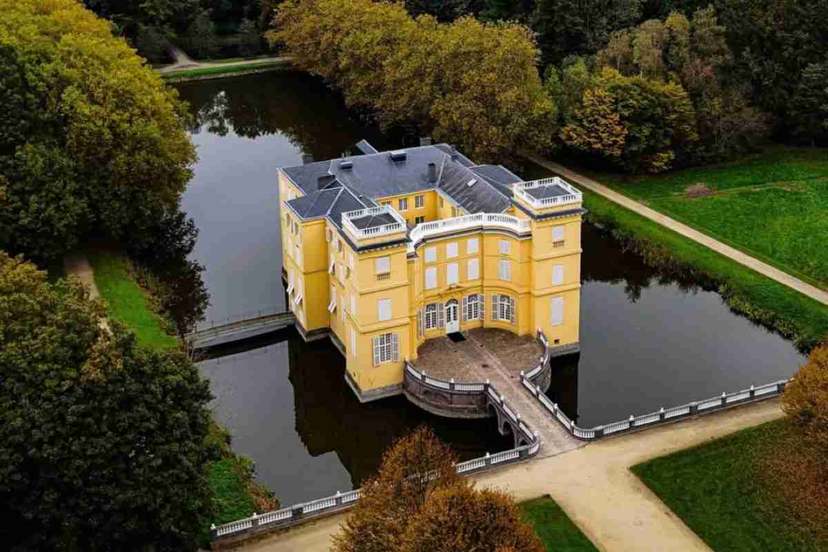 Un castello da fiaba nel cuore delle Fiandre: la bellezza senza tempo che richiama migliaia di turisti