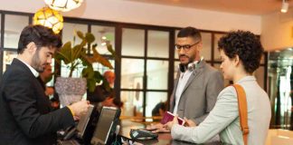 Check out hotel, questa svista ti può costare una grossa penale: se lo fai rischi grosso Reception hotel