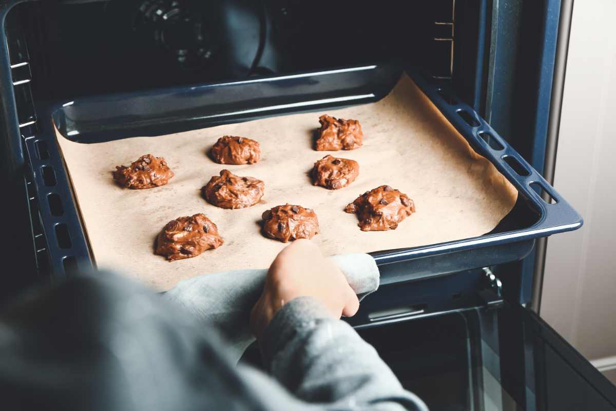 Come pulire la teglia senza rovinarla: il segreto naturale delle nonne che nessuno conosce