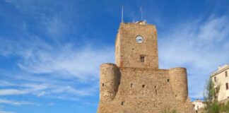 Il borgo a picco sul mare più affascinante d’Europa: una terrazza naturale tra castelli e acque cristalline Borgo sul mare