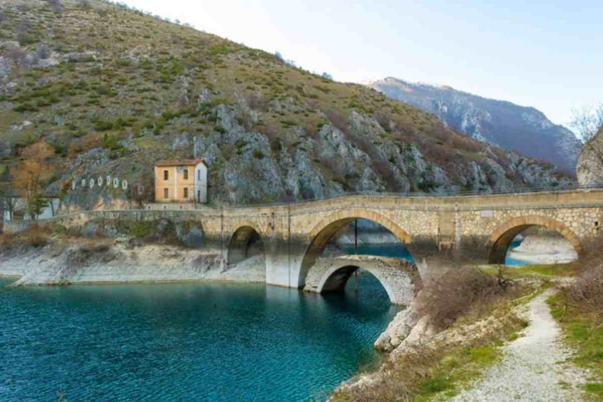 Il borgo abruzzese dove i cervi camminano tra le case: un’esperienza che lascia senza fiato Borgo Abruzzo