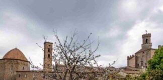 Atmosfera gotica e segreti millenari: il borgo che sfida la Transilvania è a pochi chilometri da te Atmosfere gotiche, borgo