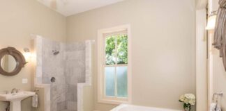 Umidità e muffa in bagno? Prova il trucco appeso alla doccia (costa pochissimo, funziona davvero) Trucco per il bagno