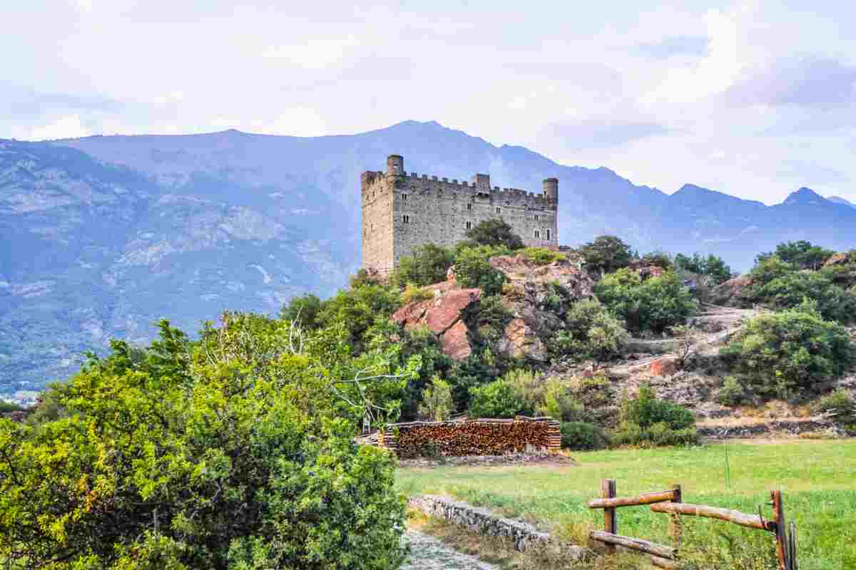 Un cammino tra le montagne innevate alla ricerca di incredibili fortezze