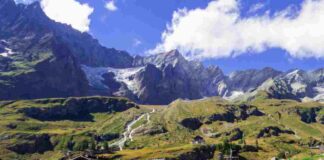 Un cammino tra le montagne innevate alla ricerca di incredibili fortezze: è la valle italiana dei 100 castelli