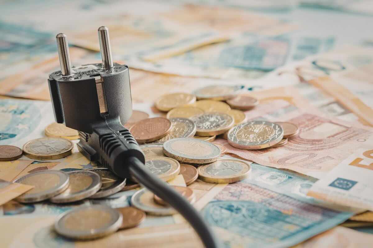 Bolletta della luce, come si richiede il Bonus da 90 euro e a chi spetta