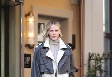 Charlize Theron a Milano con l’iconico trench bicolore Desigual charlize theron desigual