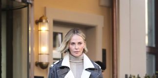 Charlize Theron a Milano con l’iconico trench bicolore Desigual charlize theron desigual