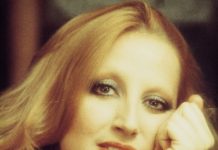 Mina omaggia Giorgio Armani rileggendo “A costo di morire” di Leali