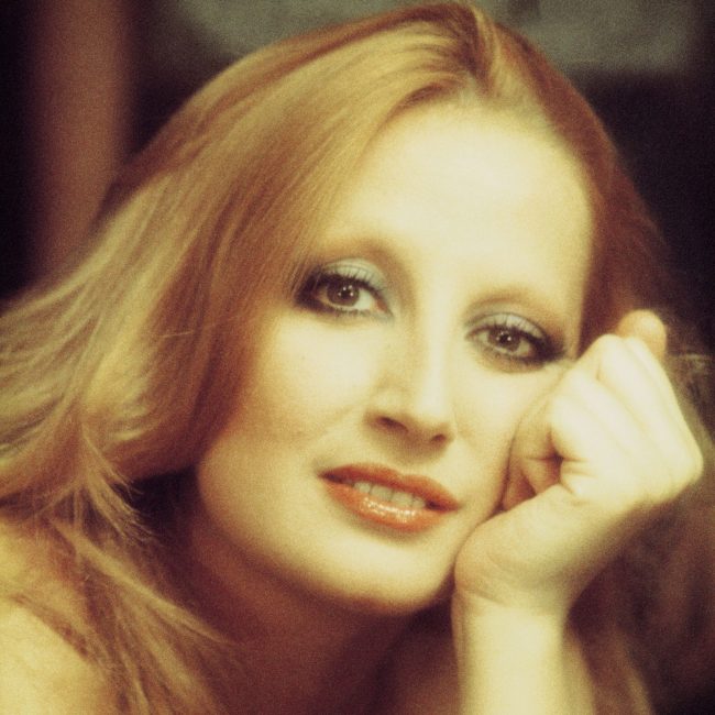 mina omaggia giorgio armani rileggendo a costo di morire di leali da Lopinionista.it mina omaggia giorgio armani rileggendo a costo di morire di leali